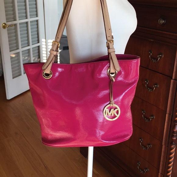 Michael Kors Handbags - Michael kors bucket purse